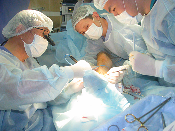 カザフスタン国立医科大学病院での手術